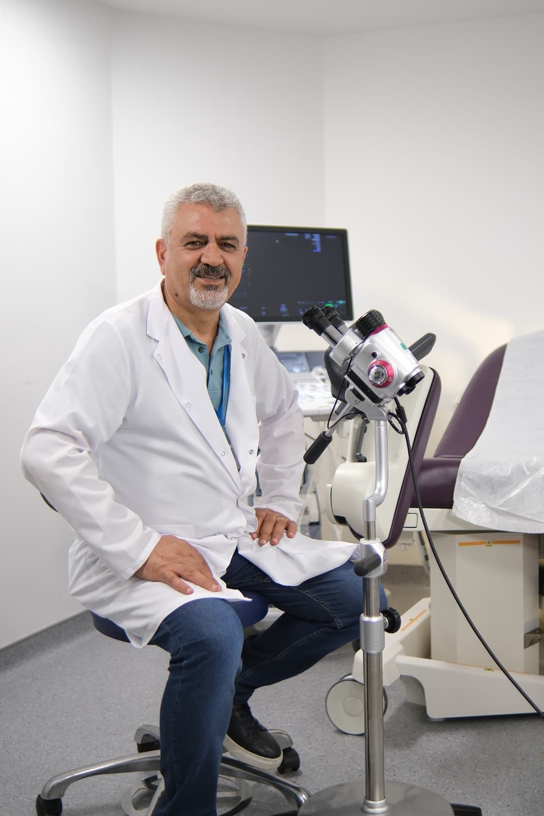 Prof. Dr. İsmet Alkış muayene odasında